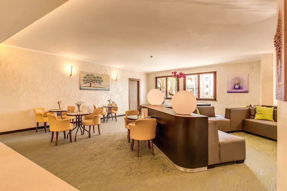Warmthotel Roma 4*,