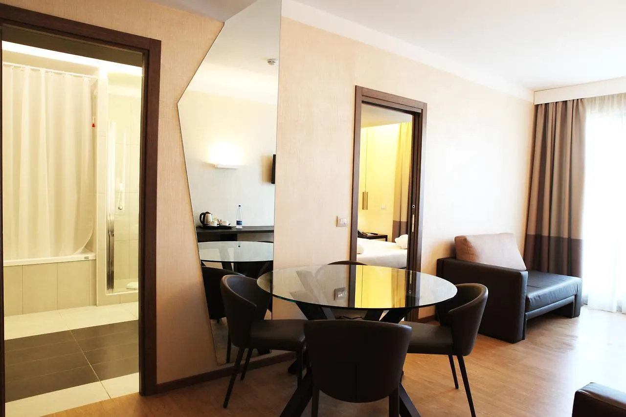 Warmthotel Roma Hotel